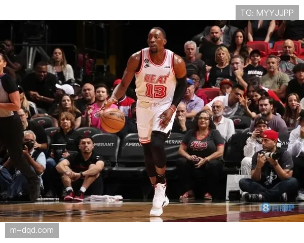 场边镜头：热火队斯波教练大声指挥阿德巴约上提，意图拉开篮下纵深